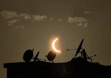 مشهد مهيب ونادر من الرباط.. الكسوف يظهر بوضوح تام ويغطي السماء